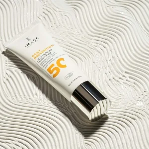 DAILY PREVENTION Ultra Defense Moisturizer SPF 50 tube met achtergrond